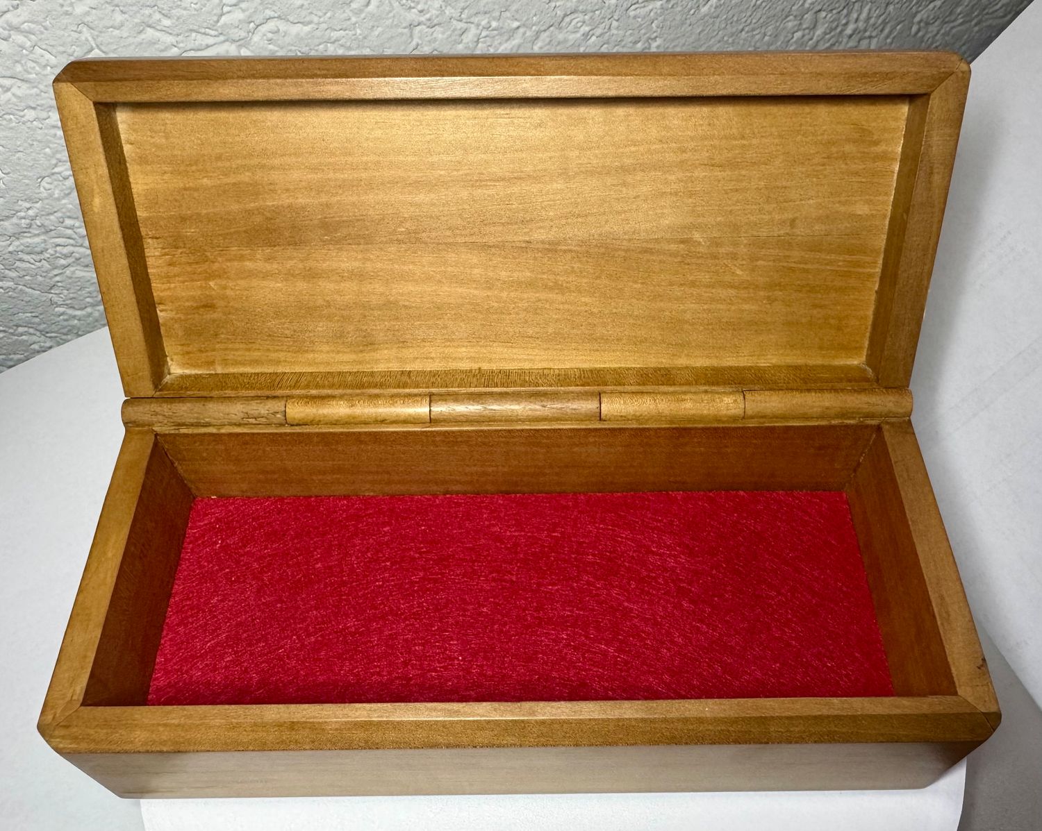 Coffret en bois personnalisé ouvert, détail intérieur