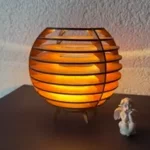 lampe sphère en bois artisanal suisse
