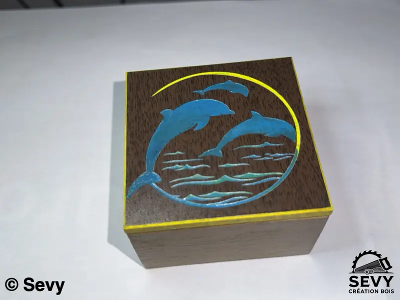 Boîte carrée personnalisée en bois, détail du décor