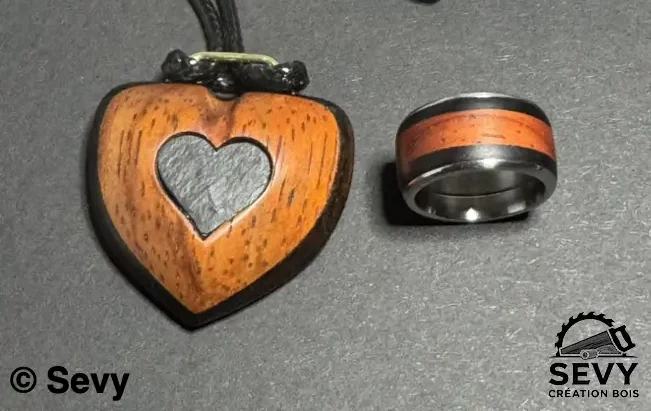 Pendentif et bague en bois assortis, détail des finitions